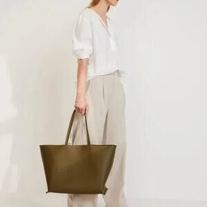 EVERLANE The Luxe Italian Leather Tote in Beech Green